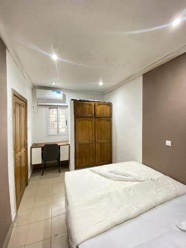 One-bedroom self-contained accommodation in a private villa - image 2