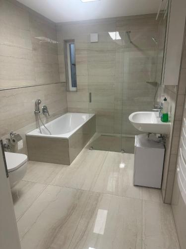 Quiet 2-Bedroom Apartment - Ideal for Families & Work Stays, Monaco di Baviera (foto 9)