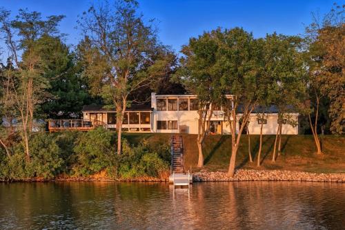 . Stunning Retro Lakeside Retreat on Cedar Lake
