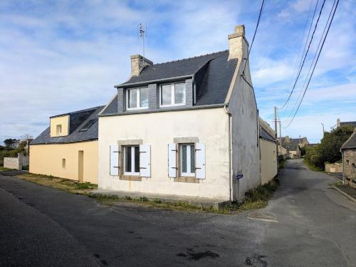 White house between land and sea St Pol de Léon gîte à louer Keradénec