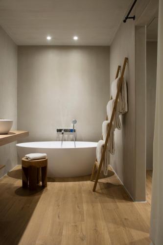 A Hotelcom Hotel Peralada Wine Spa Golf Hotel - 