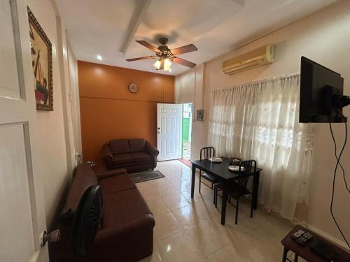 Queen bed POS walk to everything on the Avenue in Woodbrook