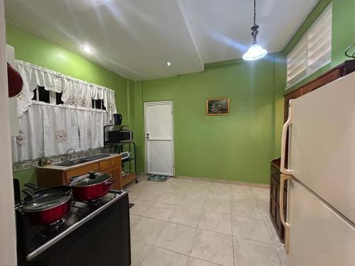 Queen bed POS walk to everything on the Avenue in Woodbrook