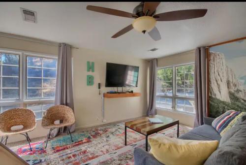 Hillside Bungalow - Walking distance to downtown – khách sạn tại Mariposa