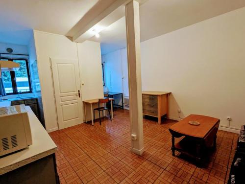 Studio with parking near metro D Vaise station in 9e arrondissement