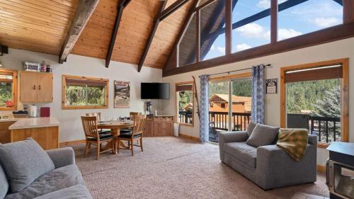 Hansel Getaway Chalet - main image