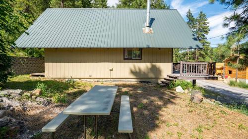 Hansel Getaway Chalet - image 2