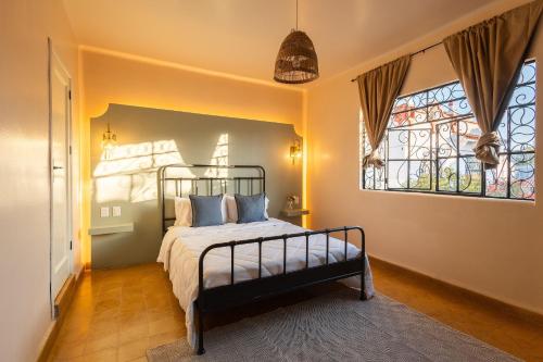 Casa céntrica con 4 habitaciones y estacionamiento