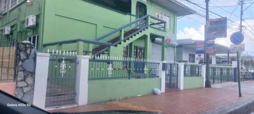 Queen bed POS walk to everything on the Avenue in Woodbrook