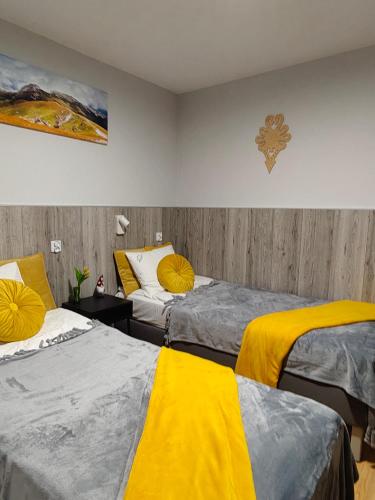 2 twin beds, 2 sofa beds