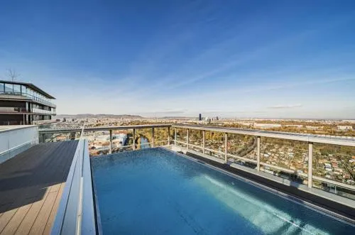 Skyline Apartment with SkyPool and Free Parking in Wien, Österreich
