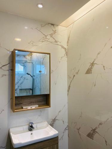 Bathroom, Luxebridge Hotel near Hilltop Crabs