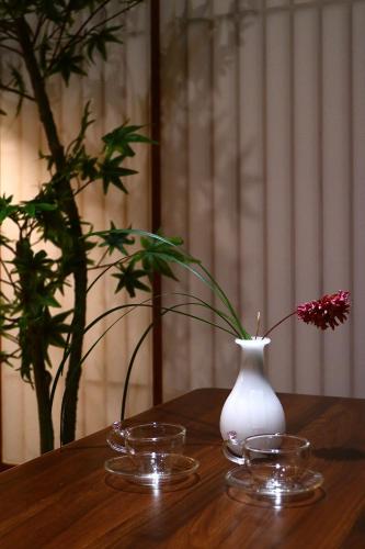 2 min walk to Osaka Kuromon Market 5 min to Nihonbashi Station Shinsaibashi Dotonbori Takashimaya Namba maximum 10 people direct access to Kansai Airport