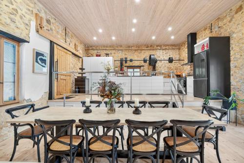 Iekārtas, The Cheese Factory - A Sprawling Coastal Estate in Hindmarsh Island sala