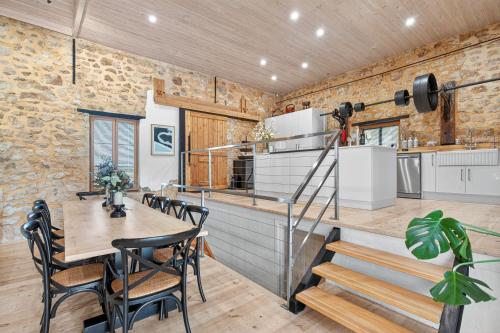Iekārtas, The Cheese Factory - A Sprawling Coastal Estate in Hindmarsh Island sala