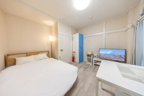 7 min to JR Otsuka,Direct Yamanote Line ,1 stop to Ikebukuro,Direct to Shinjuku ,Shibuya,Fully Renovated,18 sqm,2 Guests #101