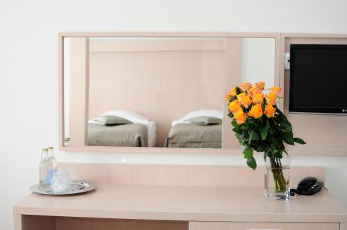2 twin beds, 1 sofa bed