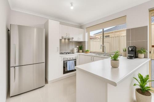 บ้านเดี่ยว 3 ห้องนอน 2 ห้องน้ำส่วนตัว ขนาด  ตร.ม. – ควีนพาร์ค (Stylish Queens Park Stay Close to Perth Airport) in ควีนพาร์ค