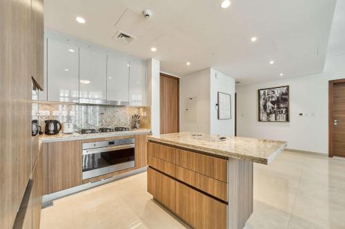 fam Living Ultra Luxury 3BR Burj Khalifa View - image 7