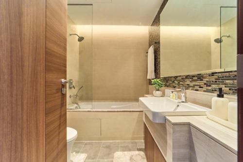 fam Living Ultra Luxury 3BR Burj Khalifa View - image 12