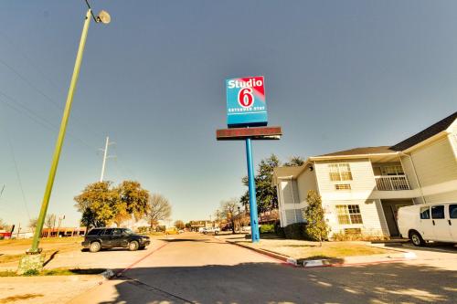 Studio 6-Dallas, TX - Garland - Northeast Hotel (Richardson) from £46