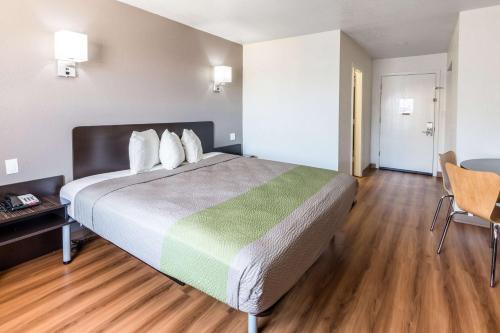 Large Double Room - Non-Smoking