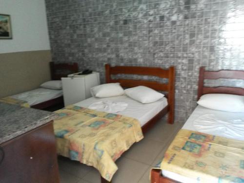 3 twin beds