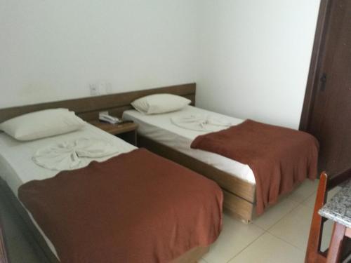 2 twin beds