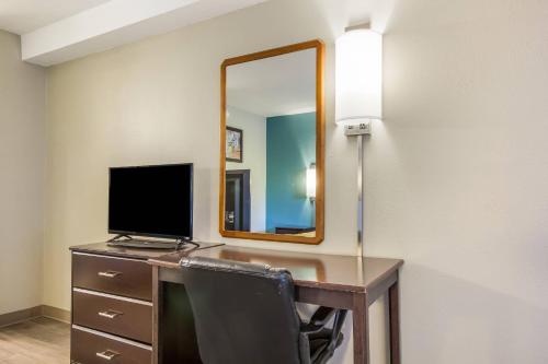 Econo Lodge Inn & Suites I-65 - image 12