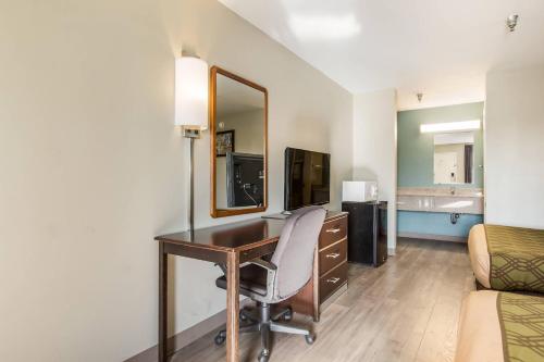 Econo Lodge Inn & Suites I-65 - image 9