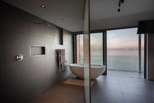 '22 Protea' - Luxury Style and Elegance - Sleeps 12 in 6 En-suite Bedrooms - image 2
