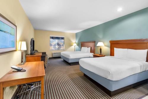 Executive Inn & Suites - image 11
