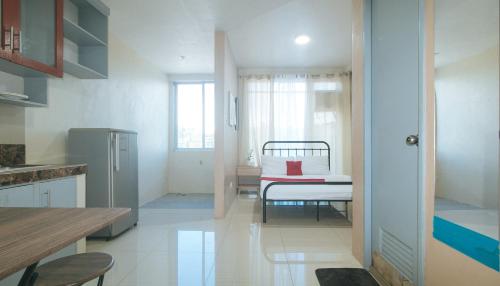 RedDoorz @ Yssa Ademar near Robinsons Jaro in La Paz