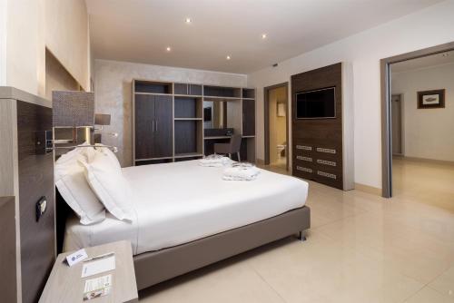 1 queen bed, 1 sofa bed
