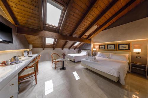 1 queen bed, 1 twin bed