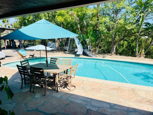 Private Room View Gated 2Acre Estate - Female Share Indoor - Men Share Outdoor - BB in Encino