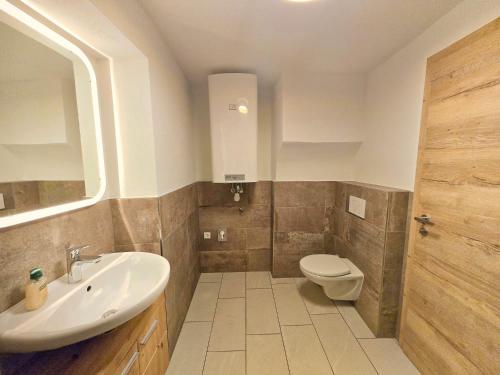 浴室, Stylish 1-Bedroom Old Town Retreat in 蒂羅爾山