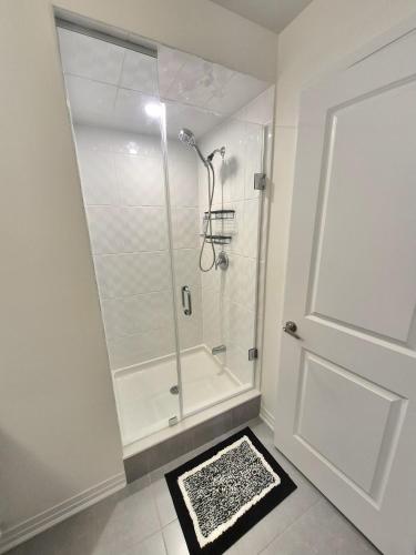 Zuhanyzó, First Class Ensuite Room in Brantford (Ontario)