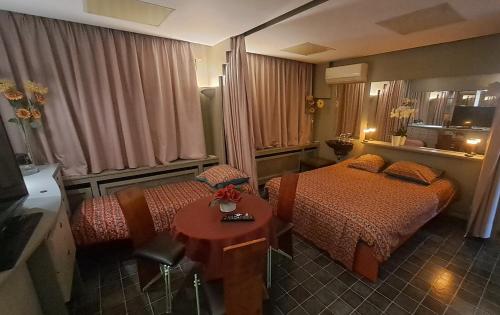 1 queen bed, 1 sofa bed