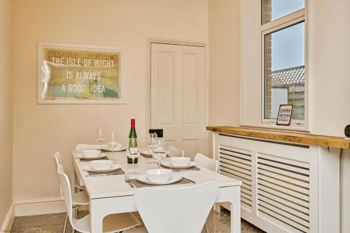 Hotellet från utsidan, Pindrift in Cowes Medina