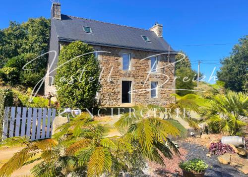 Chez Jeanne, maison en pierre de pays avec jardin in Pont-Melvez