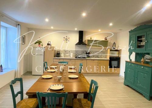 Chez Jeanne, maison en pierre de pays avec jardin in Pont-Melvez