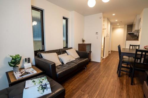 Newly built in 2025, direct access to Ikebukuro and Shinjuku near the metro rooftop terrace accommodates up to 6 guests