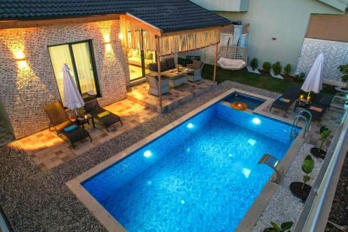 OZBİ 2-Villa with Ootdoor Heated Pool for 4 People in Fethiye – khách sạn tại Camkoy