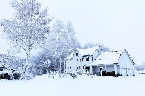 Guest House Ito3F 屋根裏部屋丘の上白亜の洋館風別荘静かな小さなお宿1名から3名