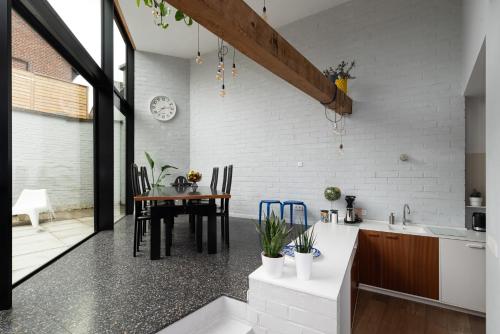 Townhouse Tongeren Center 275m2, 10p - Featured in Designbook in Τόνγκερεν