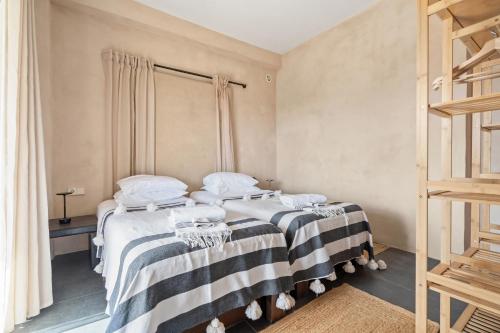 3 bedrooms, 5 beds