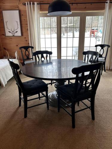 Pristine and Cozy Cabin Rental Overlooking Pond near Rochester, New York in Naples (NY)