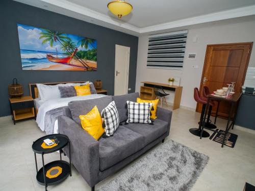 Best Stays Luxury Apartments Studio - AC, Pool, Beach, Lift in Mombasa