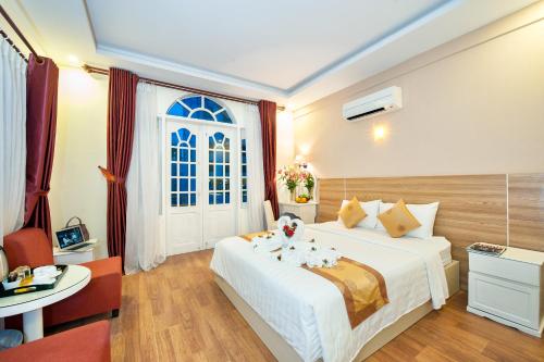 Deluxe Double or Twin Room with Pool View image 3